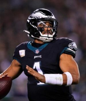 Hurts, Eagles Run Past Packers 40-33; Rodgers Hurt