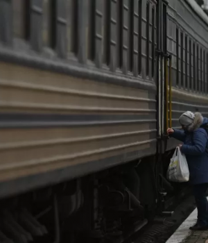Ukraine war: Civilians flee Kherson as Russian attacks intensify